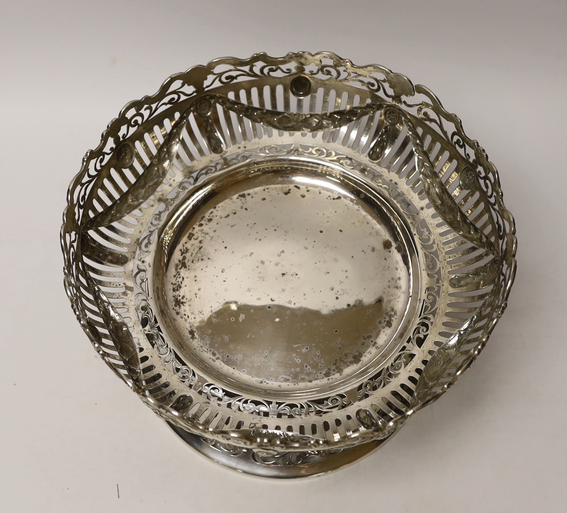 An Edwardian Irish silver dish ring and dish by Sharman D. Neil, Dublin, 1907/1908, dish diameter 25.9cm (a.f.), 26oz.